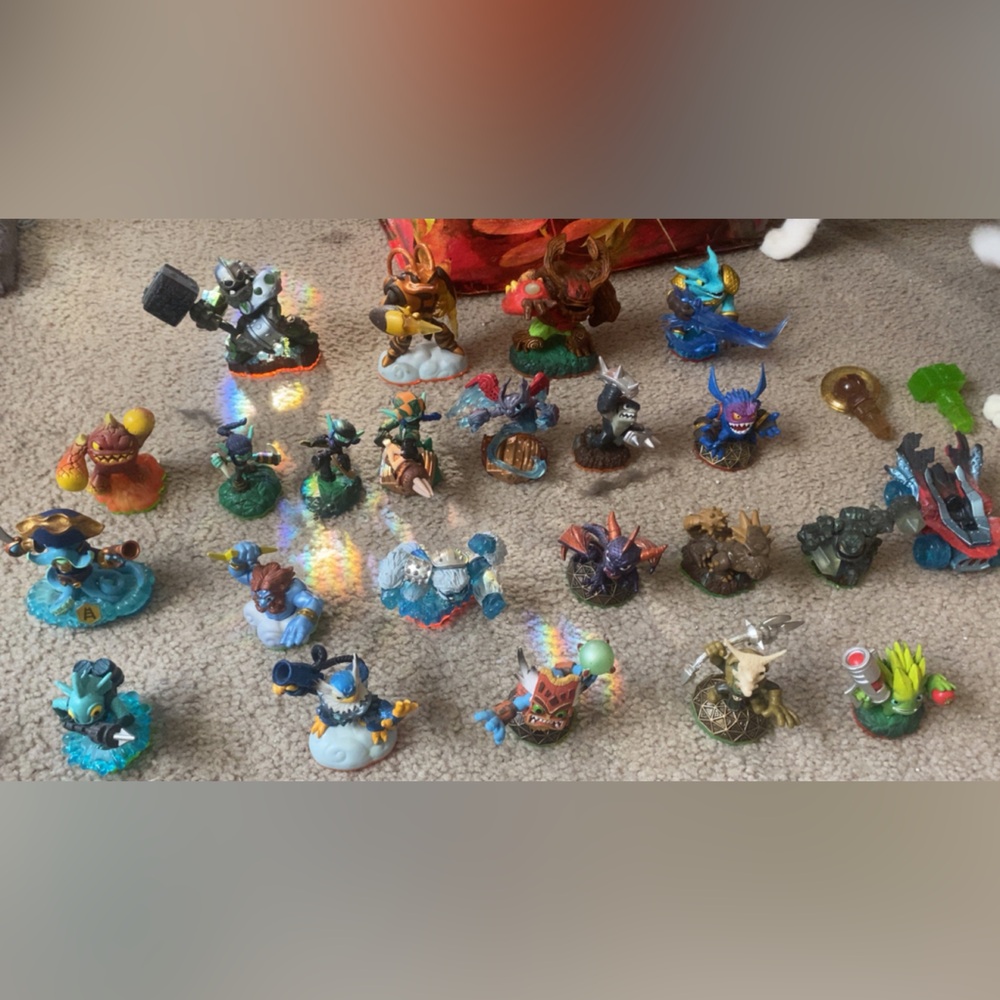 Skylanders (15 pieces including Giants and extra Pieces for portals)